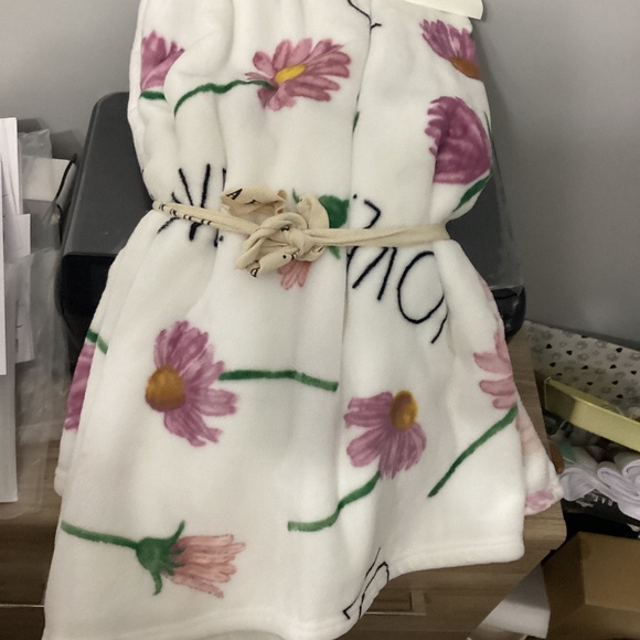 Rae Dunn love blanket - Picture 1 of 1